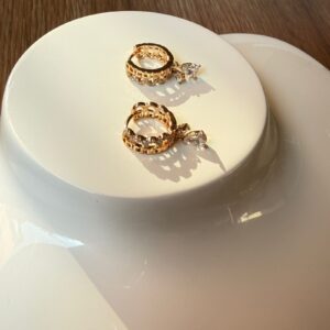 A18652 ARETE DISEÑO ARCOS CON GOTA COLGANTE 18K