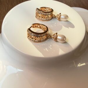 A18691 ARETE CON PIEDRAS Y PERLA COLGANTE 18K