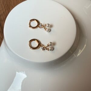 A18683 ARETE CHICO CON 2 PERLAS COLGANTES Y PIEDRA 18K