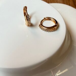 A18666 ARRACADA CHICA CON PIEDRAS 18K