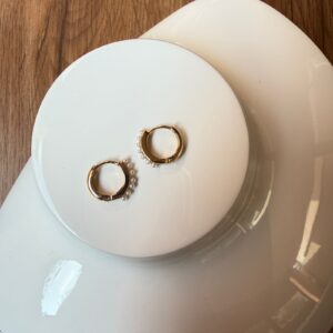 A18663 ARETE ARRACADA CON MINI PERLAS 18K.