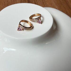 A18753 ARETE CON LINEAS DE BRILLOS CON PIEDRA ROSA 18K