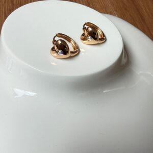 A18713 ARETE CON CORAZON CON PIEDRA TORNASOL 18K