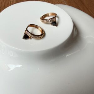 A18754 ARETE CON LINEA DE BRILLOS CON PIEDRA NEGRA 18K