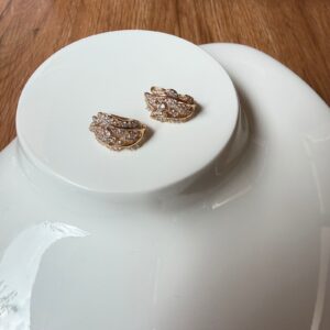 A18743 ARETE DE HOJAS CON CRISTALES 18K