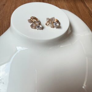 A18732 ARETE TIPO FLOR CON PIEDRAS 18K