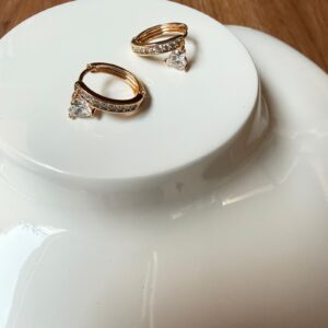 A18703 ARETE CON LINEAS Y CORAZON DE CRISTALES 18K