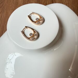 A18721 ARETE CON BRILLOS Y 3 PIEDRAS DE 18K