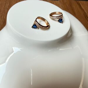 A18752 ARETE CON LINEAS DE BRILLOS CON PIEDRA AZUL 18K