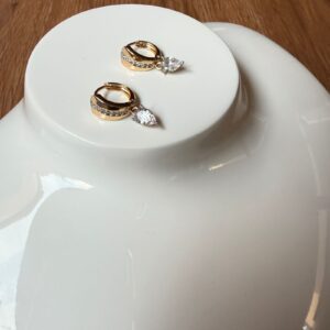 A18719 ARETE CON LINEA DE BRILLOS Y PIEDRA 18K