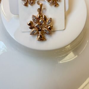 J18021 JUEGO DE ARETES Y DIJE DE ARBOL CON BRILLOS 18K