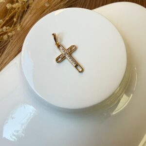 D18019 DIJE DE CRUZ CON BRILLOS Y ABERTURA EN LAS ESQUINAS 18K