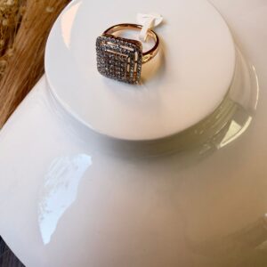 18073 ANILLO CUADRADO CON BRILLOS 18K