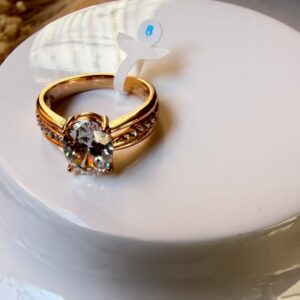 18068 ANILLO CON PIEDRA Y BRILLOS A LOS LADOS 18K