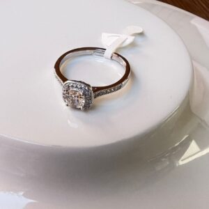 R0035 ANILLO AJUSTABLE PIEDRA CUADRADA CON BRILLOS RODIO