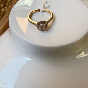 18069 ANILLO AJUSTABLE CON PIEDRA CUADRADA Y BRILLOS A LOS LADOS 18K