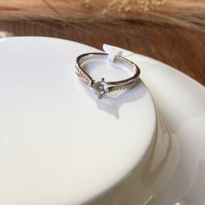 R0033 ANILLO CON PIEDRA Y BRILLOS RODIO