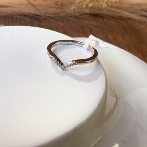 R0034 ANILLO FORMA V CON BRILLOS RODIO