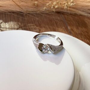 R0031 ANILLO CON PIEDRA Y BRILLOS EN LOS LADOS RODIO