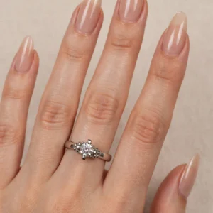 R313 ANILLO PLATEADO CON PIEDRITA