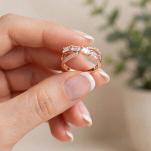 18065 ANILLO CON LINEAS DE BRILLOS 18K
