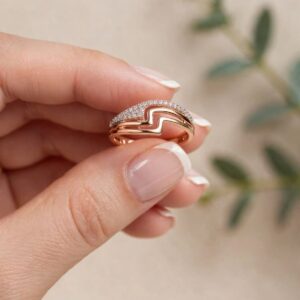 18066 ANILLO CON LINEA DE BRILLOS 18K