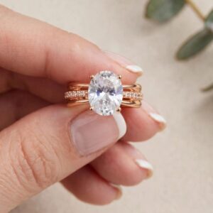 18068 ANILLO CON PIEDRA Y BRILLOS A LOS LADOS 18K
