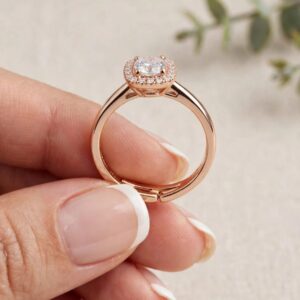 18069 ANILLO AJUSTABLE CON PIEDRA CUADRADA Y BRILLOS A LOS LADOS 18K
