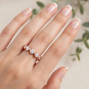 18072 ANILLO CON BOLITAS Y CRISTALES 18K