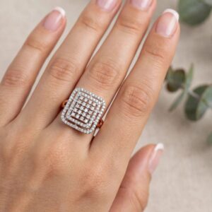18073 ANILLO CUADRADO CON BRILLOS 18K