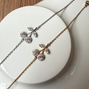 P18324 PULSERA DELGADA CON DIJE FLOR PIEDRA BLANCA 17 cms