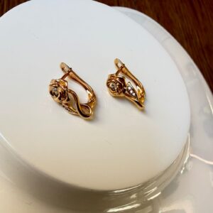 A18756 ARETE DISEÑO DE FLOR Y KRYSTAL BLANCO