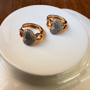 A18796 ARRACADA CHICA DISEÑO CORAZON CON KRYSTALES PEQUEÑOS