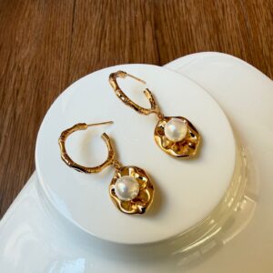 A18772 ARRACADA MEDIANA CONCHA Y PERLA