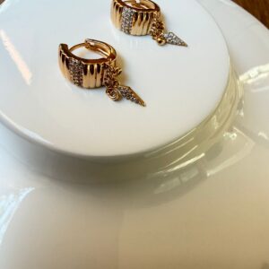 A18782 ARRACADA CHICA CORRUGADA, CON KRYSTALES Y COLGANTE