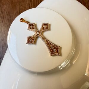 D18030 DIJE CRUZ CON KRYSTALES PEQUEÑOS 5.5 X 3.5