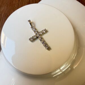 DROO6 DIJE CRUZ CON KRYSTALES 2.5 X 2 CMS