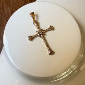 D18029 DIJE CRUZ CON KRYSTALES PEQUEÑOS 3.5 X 2.5 CMS