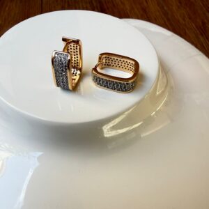 A18793 ARRACADA CUADRADA CON LINEAS DE KRYSTALES PEQUEÑOS