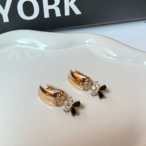 A18817 ARETE CON PIEDRA BLANCA Y NEGRA 18K