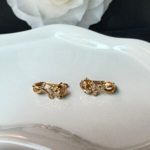 A18844 ARETE DISEÑO DE ROSA CON BRILLOS 18K