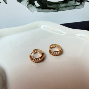 A18833 ARRACADA CHICA PERFORADA 18K