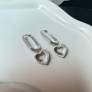 AR045 ARETE COLGANTE DE CORAZON CON BRILLOS RODIO