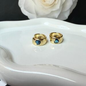 A140042 ARETE LISO CON CORAZON AZUL 14K