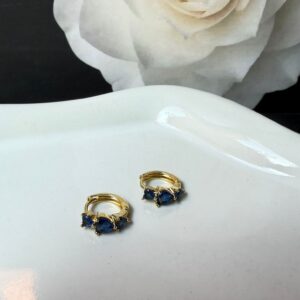 A140044 ARETE CON 3 PIEDRAS AZUL 14K