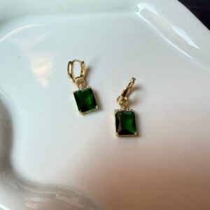 A140043 ARETE CON PIEDRA VERDE COLGANTE 14K