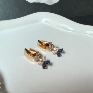 A18814 ARETE CON PIEDRAS BLANCAS Y AZUL 18K