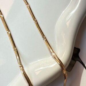 C18261 CADENA TIPO SERPIENTE FLORAL GRABADO 18K 50CM