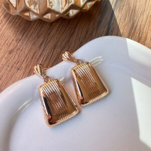 A18851 ARETE RECTANGULAR CON DISEÑO TEXTURIZADO 18K