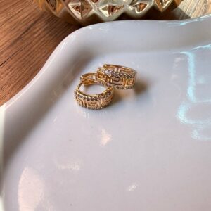 A18863 ARRACADA DISEÑO GRECAS CON BRILLOS 18K